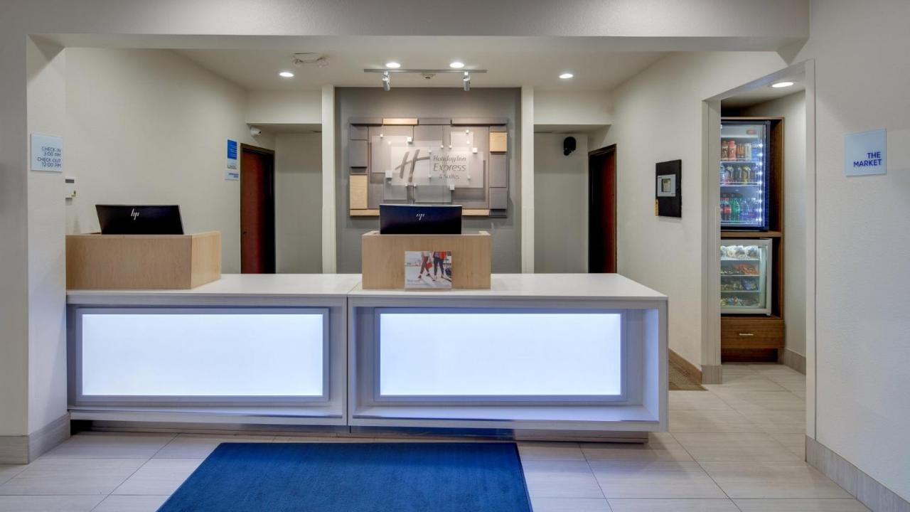 Holiday Inn Express & Suites Detroit - Farmington Hills By Ihg Northville Exterior foto