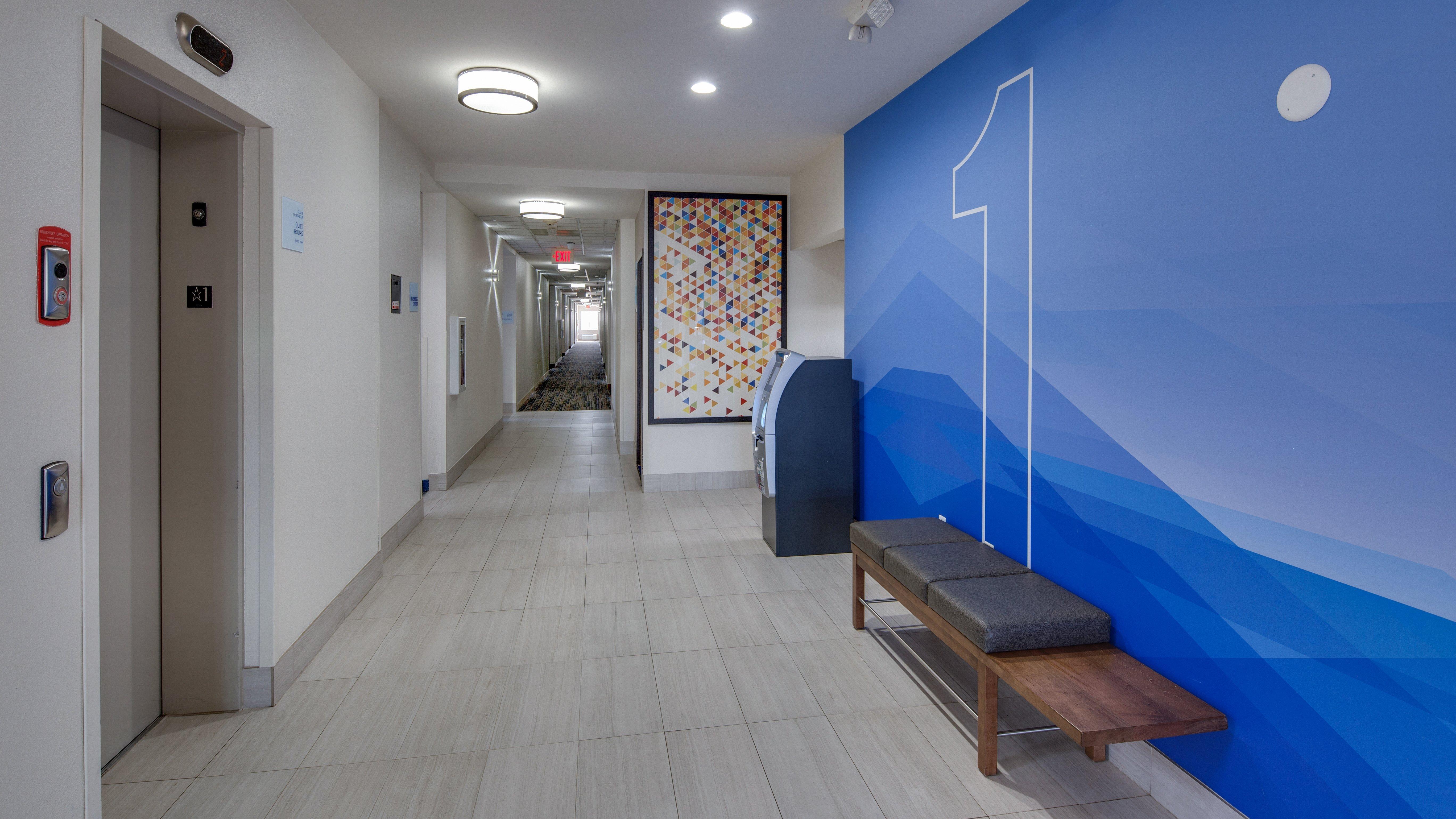 Holiday Inn Express & Suites Detroit - Farmington Hills By Ihg Northville Exterior foto