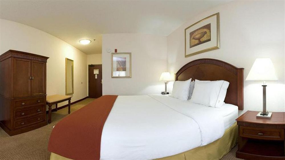 Holiday Inn Express & Suites Detroit - Farmington Hills By Ihg Northville Exterior foto